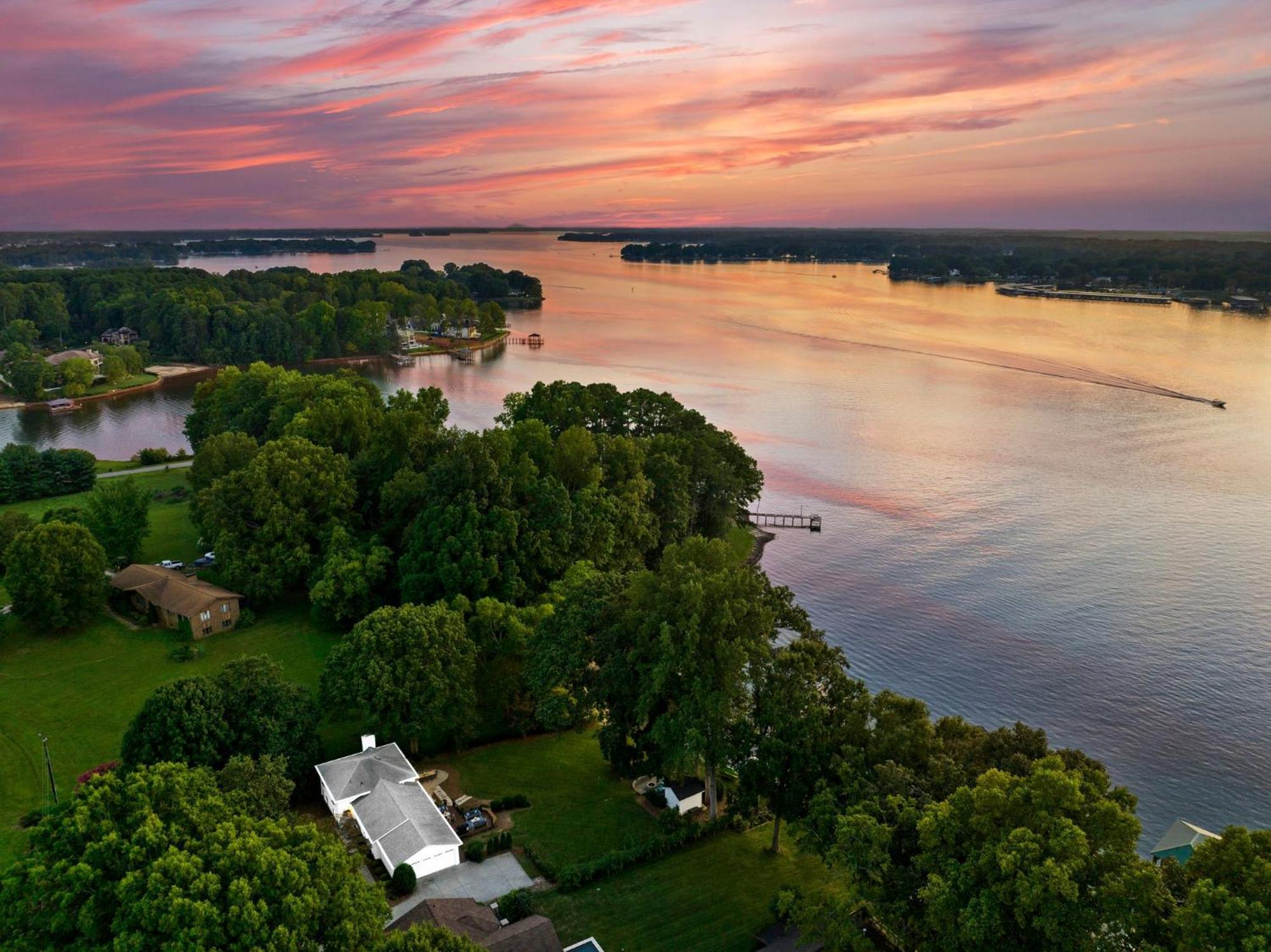 Lakefront Living Mooresville Exterior photo